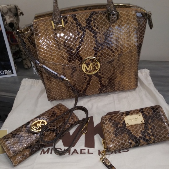 MICHAEL Michael Kors Handbags - 🇺🇸ON SALE $210🇺🇸 MICHAEL KORS HUDSON HANDBAG